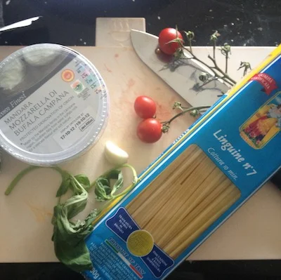 recipe for spaghetti with buffalo mozzarella and tomato