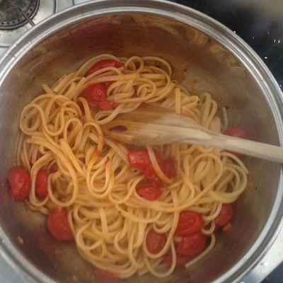 recipe for spaghetti with buffalo mozzarella and tomato