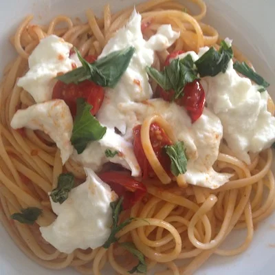 recipe for spaghetti with buffalo mozzarella and tomato