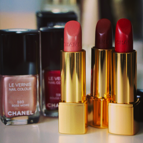 Chanel Rouge Allure Moiré: Indecise or Farouche?