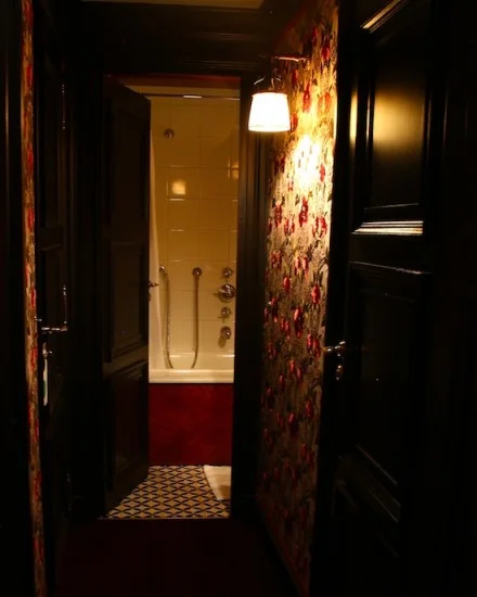 deluxe room bathroom