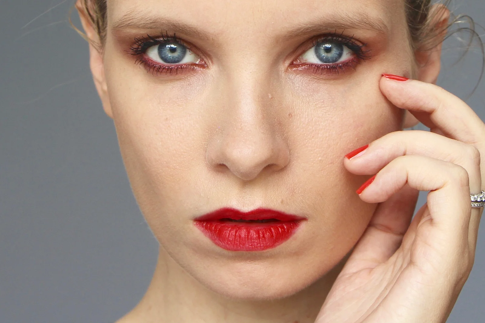 Chanel Le Rouge Collection No.1: On Video