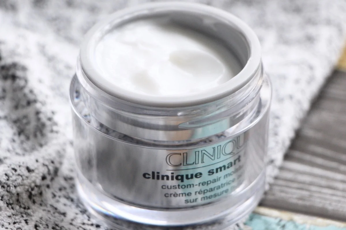 clinique moisturiser smart custom repair 