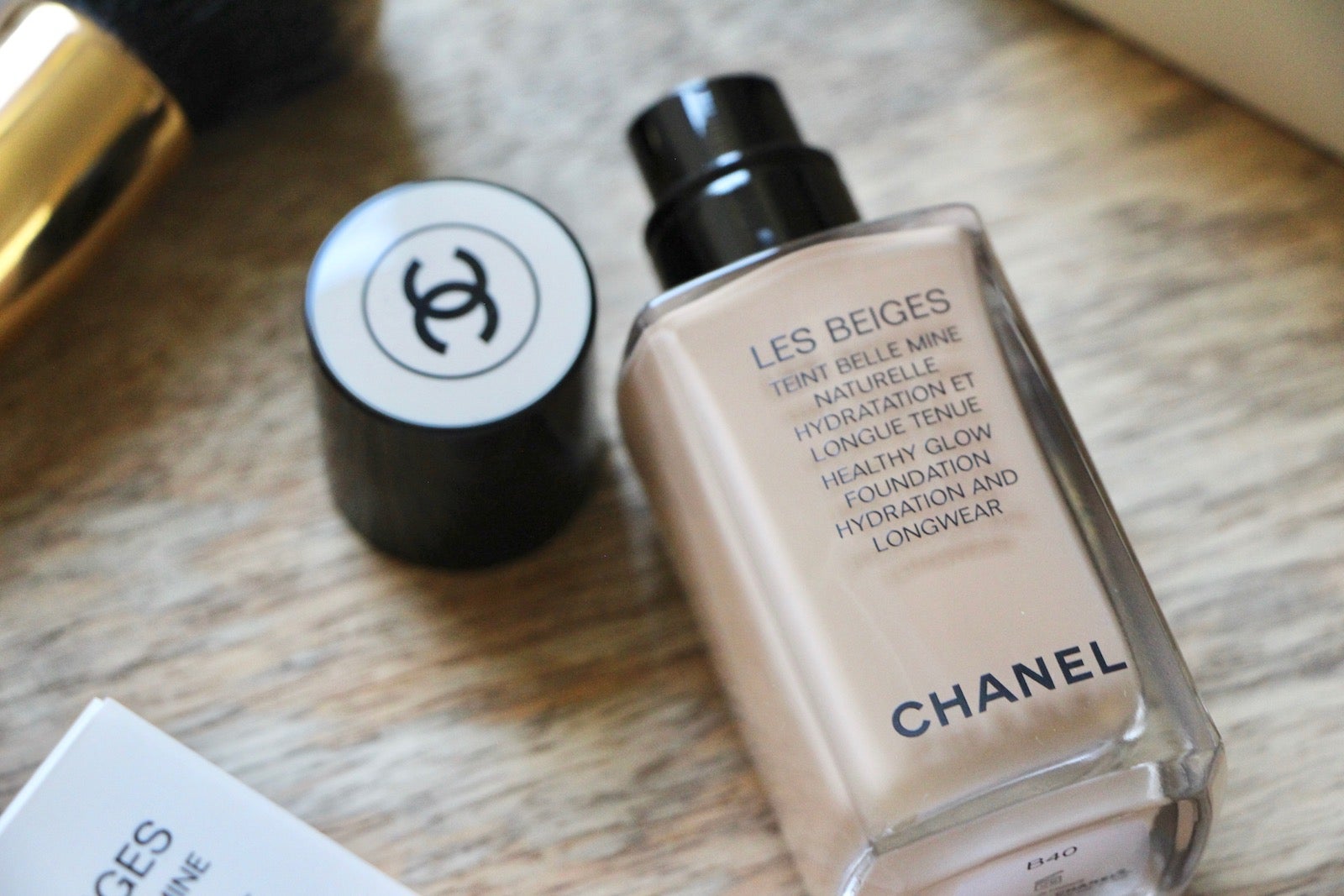 Chanel shops Les Beiges healthy flow foundation